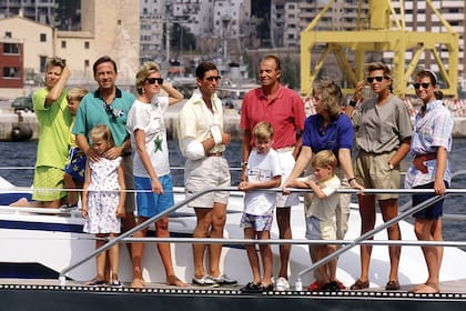 La pareja real griega y sus hijos Philippos y Theodora en Mallorca, en agosto de 1990. Junto a ellos, de izquierda a derecha, Lady Di, el príncipe Carlos y los príncipes William –ahijado del rey Constantino– y Harry; y los anfitriones, el rey Juan Carlos de España, la reina Sofía y la infanta Cristina.
