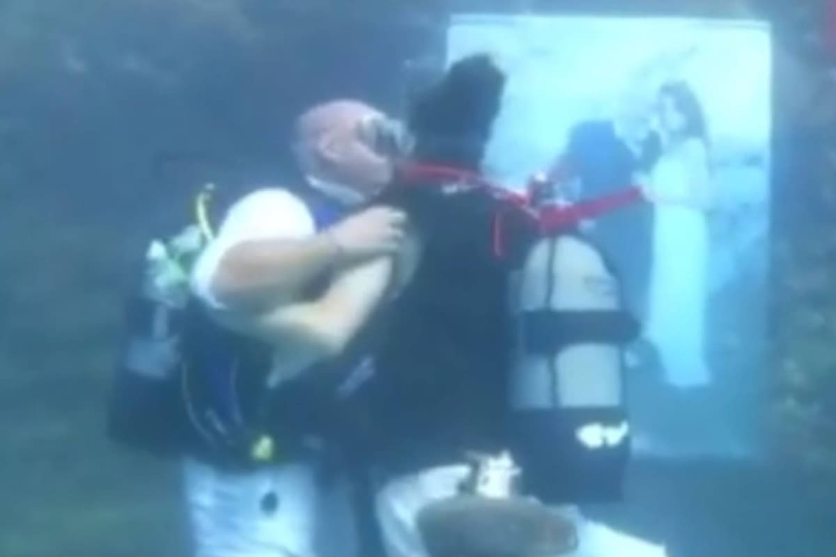 La pareja realizó todos los rituales inherentes a una boda, pero seis metros bajo el agua