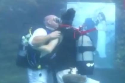 La pareja realizó todos los rituales inherentes a una boda, pero seis metros bajo el agua