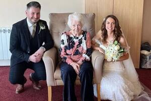 La pareja recreó su boda en el geriátrico donde vive la abuela de uno de ellos