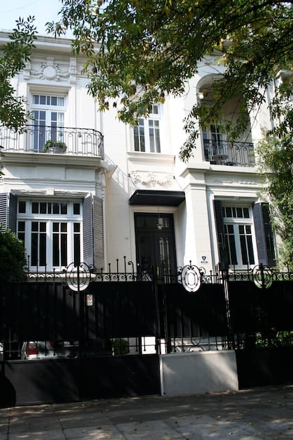 La pareja remodeló una antigua casa sobre Cap. Gral. Ramón Freire al 1700.