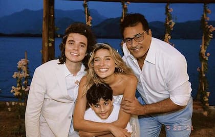 La pareja, rodeada de sus afectos
