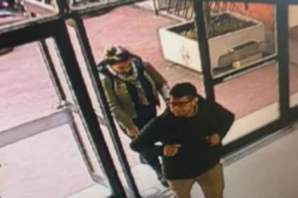 La pareja sale de Ciudad Universitario con el microscopio en un bolso