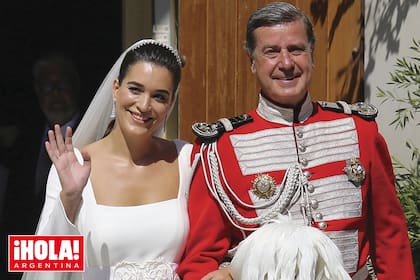 La pareja, saludando a la gente a la salida de la iglesia