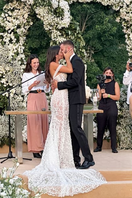 La pareja se besa después de dar el “sí, quiero”.