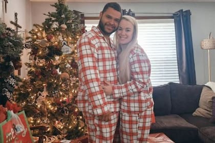 La pareja se casó en 2024 y él solicitó su green card, pero fue detenido por ICE