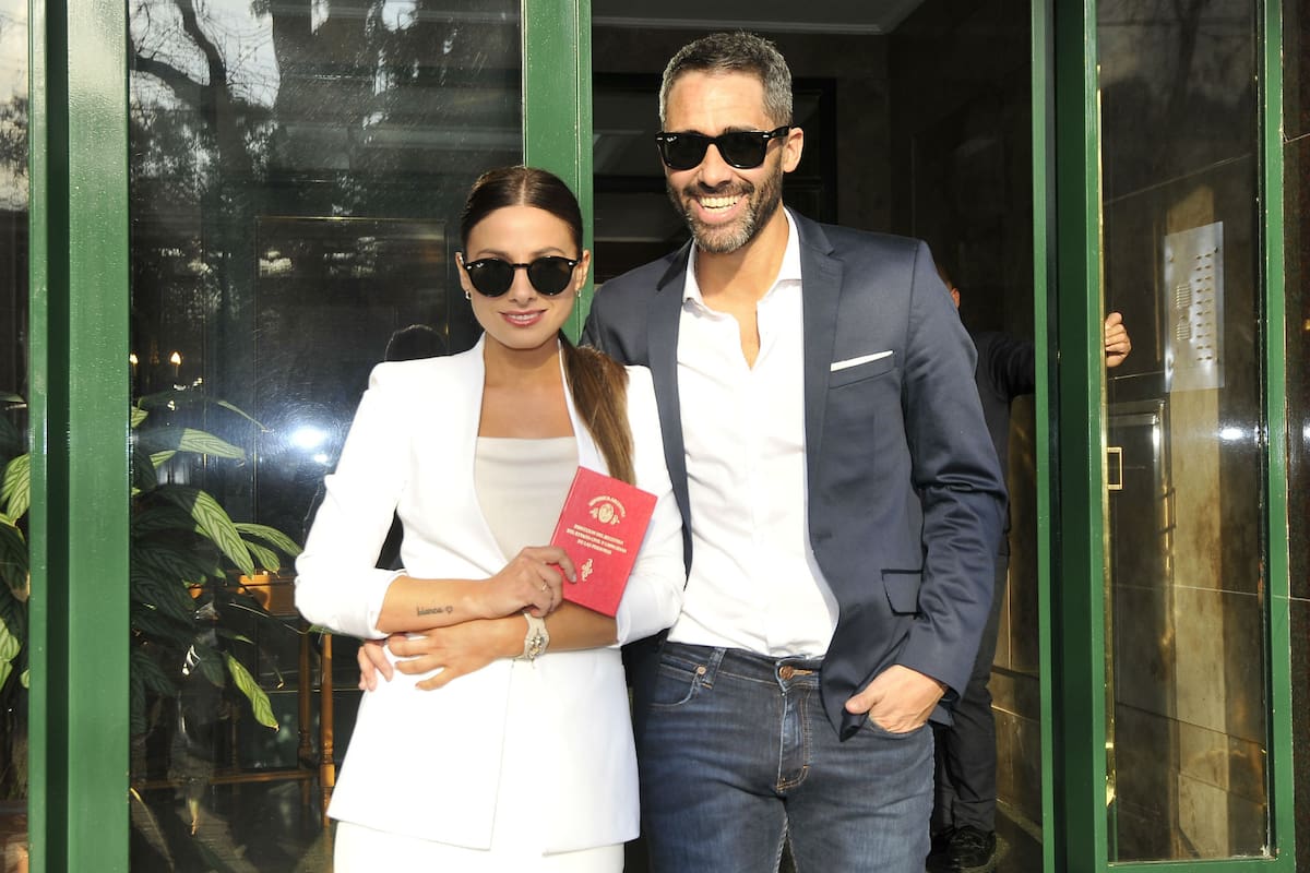 La pareja se casó en su departamento de Palermo, y se preparan para la gran fiesta de esta noche