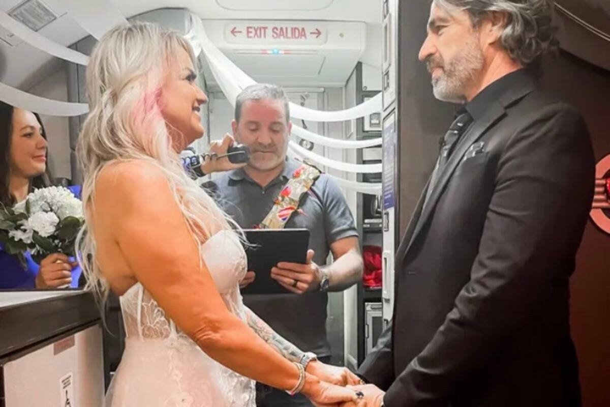 La pareja se casó en un vuelo a Las Vegas