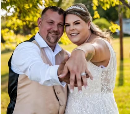 La pareja se casó ocho meses después de la condena (Foto: Facebook @nicole.schipper.581)