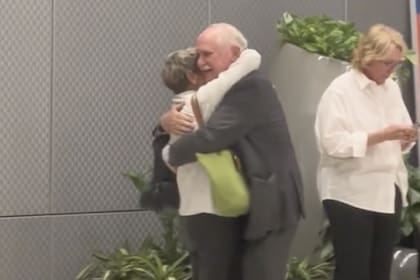 La pareja se comprometió en el aeropuerto de Tampa, después de 60 años de haber estado separados