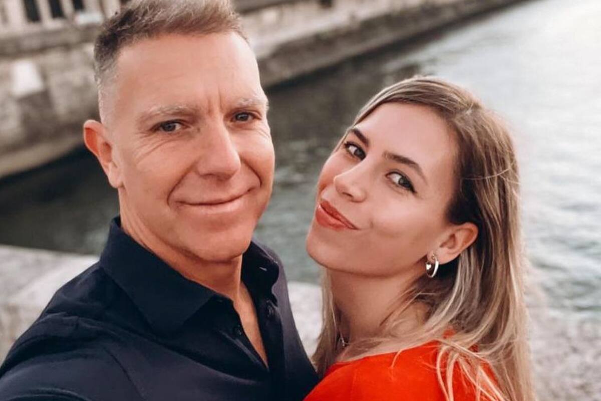 La pareja se comprometió en Grecia, tras cinco años de amor (Foto Instagram @coni_mosqueira)