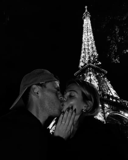 La pareja se comprometió en París en abril de 2024 (Foto: Instagram @eugedemartino)