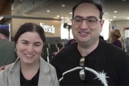 La pareja se comprometió en un avión, durante un eclipse