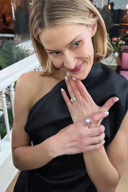 La pareja
se comprometió
recientemente y la
directora de cine
mostró su anillo en
las redes sociales