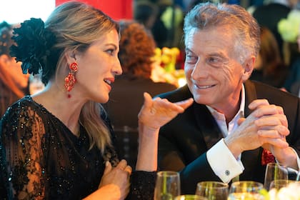 La pareja se conoce desde hace más de dos décadas, tienen amigos en común y se reencontraron en marzo de este año, en la fiesta de cumpleaños de Leo Mateu. La noche del Bellas Artes compartieron la mesa con Alejandro Macfarlane