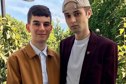 La pareja se conoció a través del servicio de mensajería de Twitter. Antes de su muerte, Dean fundó un sitio web sobre temas LGBTQ llamado His Kind