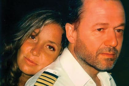 La pareja se conoció trabajando para una aerolínea nacional