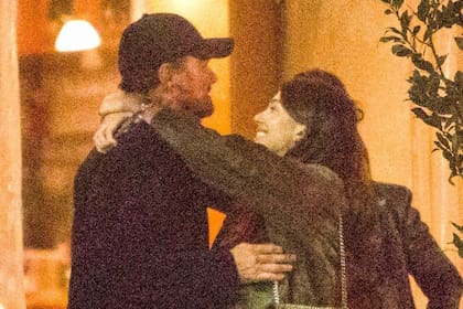 La pareja se encontraba en la puerta de un restaurante donde cenaron con amigos y la madre de la joven, Lucila Polak