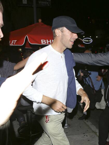 La pareja se las ingenió para que haya pocas imágenes de ellos juntos; aquí se lo ve a Martin saliendo del mismo bar que Jen, quien fue fotografiada momentos después