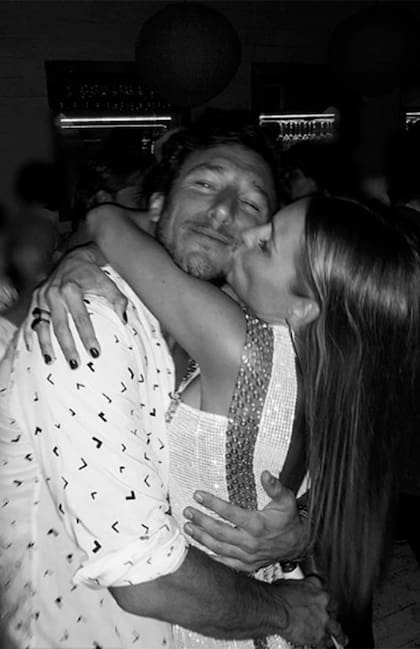 La pareja se mostró a los besos en el restaurante que posee el extenista en Punta del Este