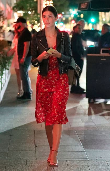 Camila entrando al restaurante