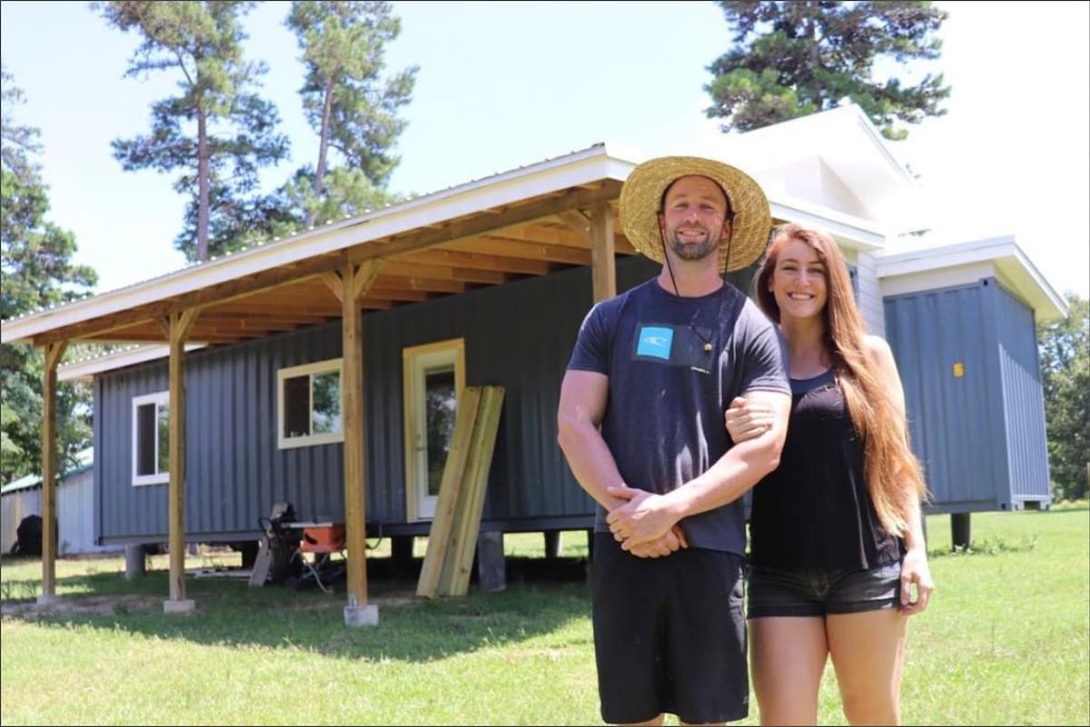 La pareja se mudó a Texas después de vivir durante años en Florida y construyó su propio hogar con contenedores