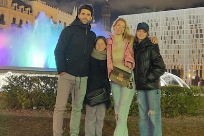 La pareja se muestra con las hijas de la modelo (Foto Instagram @manurcera)