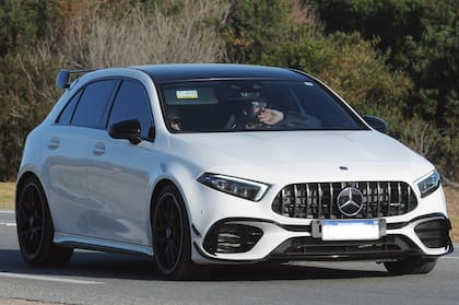 La pareja se retiró con rumbo desconocido en un Mercedes-Benz.