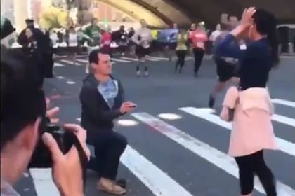 La pareja se volvió viral después de la propuesta por el momento romántico pero también recibió muchísimas críticas.