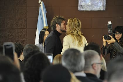 La pareja selló la ceremonia con un beso tras convertirse oficialmente en marido y mujer. “Es un día de mucha felicidad y emoción”, expresó Ortega al llegar; Prandi definió el momento como “esperado, querido y elegido”