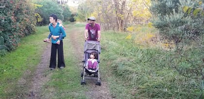 La pareja tiene una hija, Gaia, que pasea a cococho de su madre; en el cochecito, Luna, una amiguita
