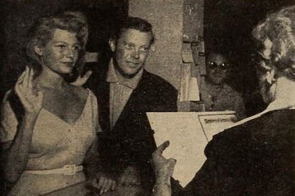 La pareja tuvo en vilo a la prensa de espectáculos porque siempre estaban en la puerta de un nuevo escándalo. Cuando se casaron, las autoridades consideraban la posibilidad de expatriar a Haymes de los Estados Unidos