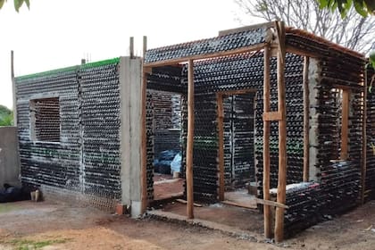 La pareja utilizó más de 10.000 botellas de vidrio recicladas para levantar las paredes de su vivienda