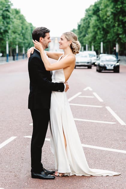 La pareja vive en Londres. Ella estudió Literatura Inglesa en Milán y hoy
está terminando un doctorado en Educación. Él es doctor en Matemática recibido en la Universidad de Oxford y trabaja como director asociado en una compañía de inversiones.