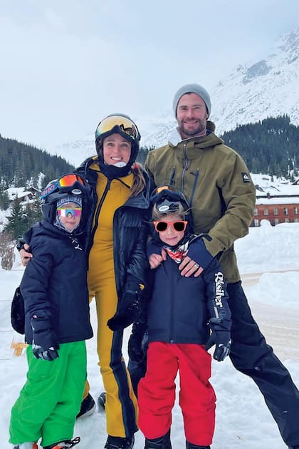 La pareja y sus hijos Tristan y Sasha posan en la montaña en vísperas de la Nochebuena.