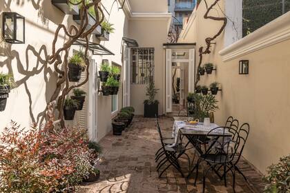 La parra que cobija el patio es testigo silenciosa de las transformaciones estilísticas que atravesó esta construcción de 1924.