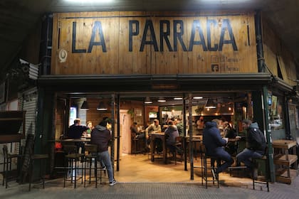 La Parraca, con sus mesas sobre la esquina de Crámer y Quesada