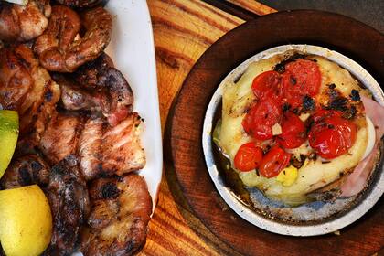 La parrilada de La Posada de Belgrano puede venir para dos, tres o cuatro personas, pero siempre con papas fritas y una botella de vino