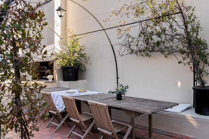 La parrilla está cerca, pero sin invadir visualmente el espacio. Aquí, como en el patio, se pintaron las macetas de negro para lograr uniformidad.