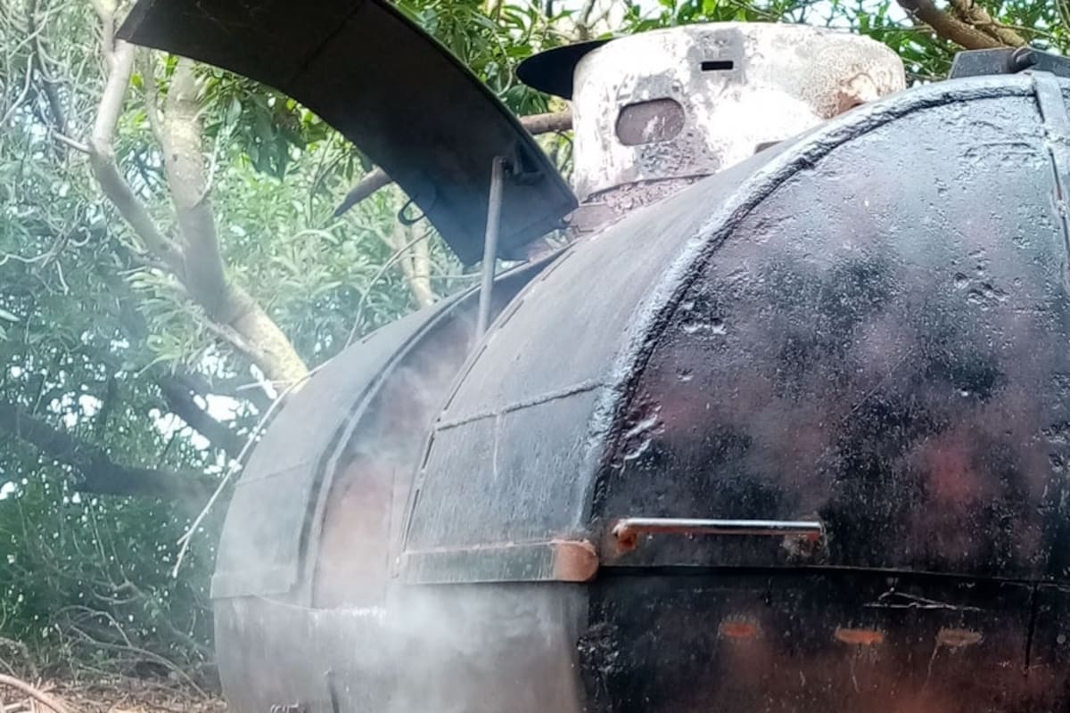 La parrilla móvil fabricada con tanques o barriles de acero lleva el nombre de "chulengo" en suelo argentino; en otros países tiene otros formatos y denominaciones