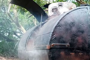 La parrilla móvil fabricada con tanques o barriles de acero lleva el nombre de "chulengo" en suelo argentino; en otros países tiene otros formatos y denominaciones