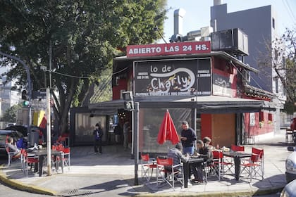 La parrilla que está abierta las 24 horas en la esquina de Álvarez Thomas y Donado. Fue fundada en 1991 por Carlos Solnie (el “Charly” de la marquesina)