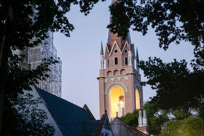 La parroquia de San Benito Abad inaugura hoy la primera de las dos torres en las que las campanas, en vez de sonar, se iluminan con paneles solares
