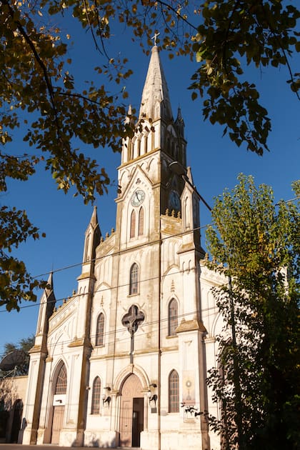 La parroquia Nuestra Señora de Luján está frente a la plaza.
