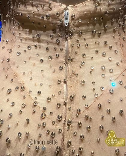 La parte del cierre fue la más dañada, ya que fue forzado para ponérselo a la famosa