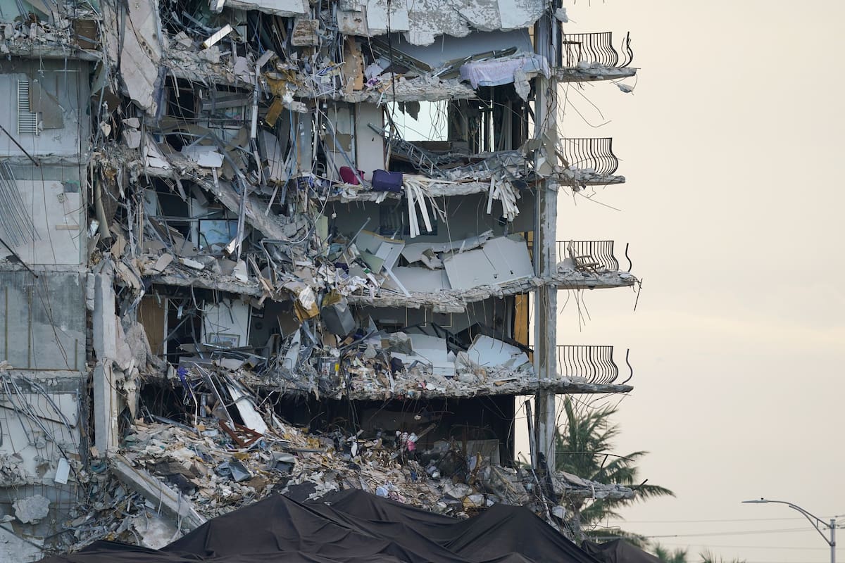 La parte derrumbada del edificio Champlain Towers South en Surfside