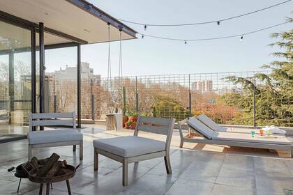 La parte descubierta se prolonga en un amplio solárium con dos camastros reclinables en lapacho de la línea ‘Carmela’, igual que los sillones (Las Marinas Muebles).