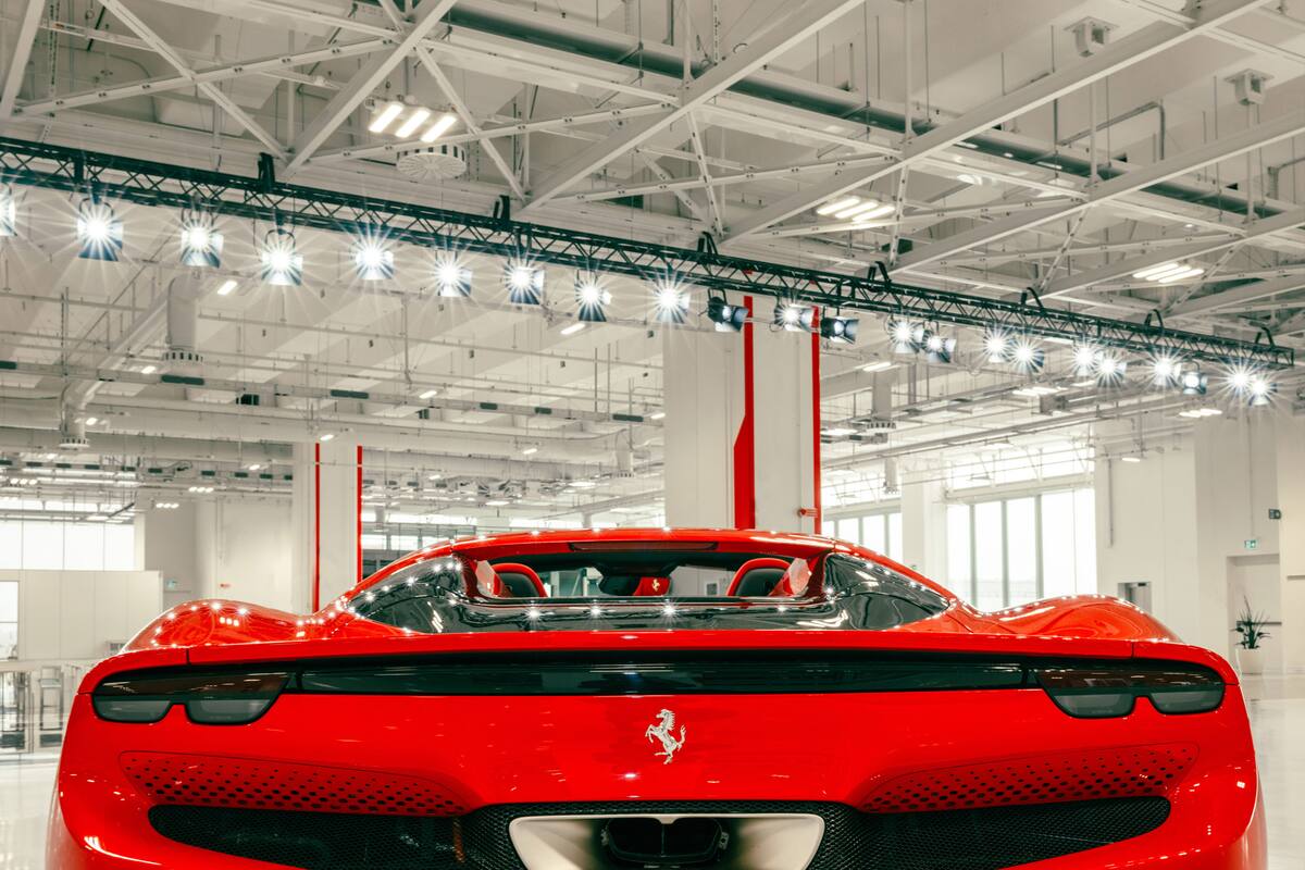 “La parte emocional del cerebro es la que impulsa la compra”: mientras la revolución de los autos eléctricos se ralentiza, Ferrari entra en la carrera