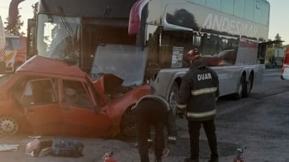 La parte frontal del auto quedó abollada por el micro tras el accidente
