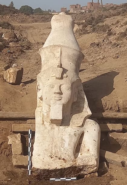 La parte superior de una estatua de Ramsés II enterrada en la antigua ciudad Hermópolis Magna